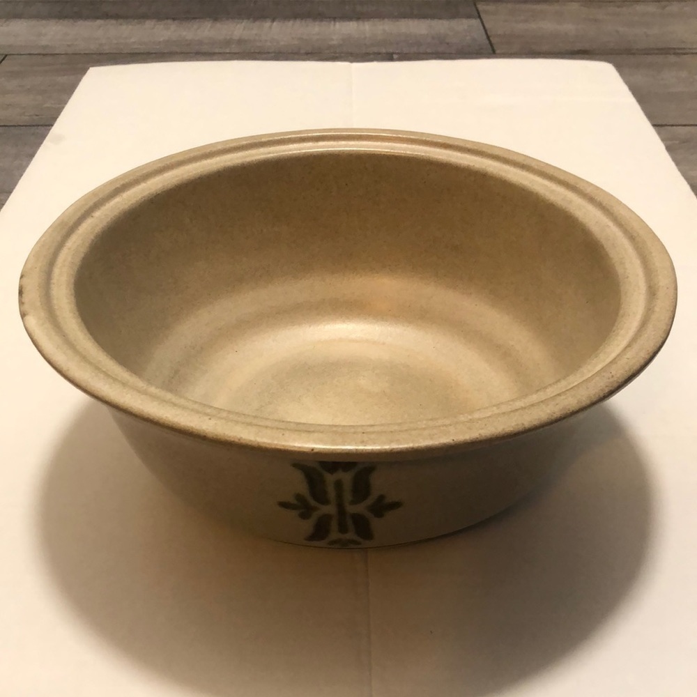 Haeger vintage pottery mixing bowl #8231 made in the USA with 2 green designs